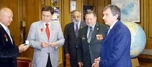 145 Вручение ветерану Анголы В Груздеву знака Союза ветеранов Анголы Слева - фото 148
