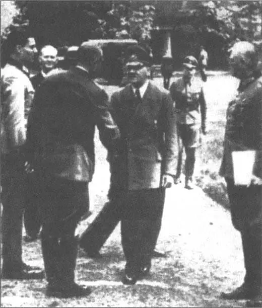 В ставке Гитлера за 5 дней до покушения Крайний слева полковник фон - фото 78
