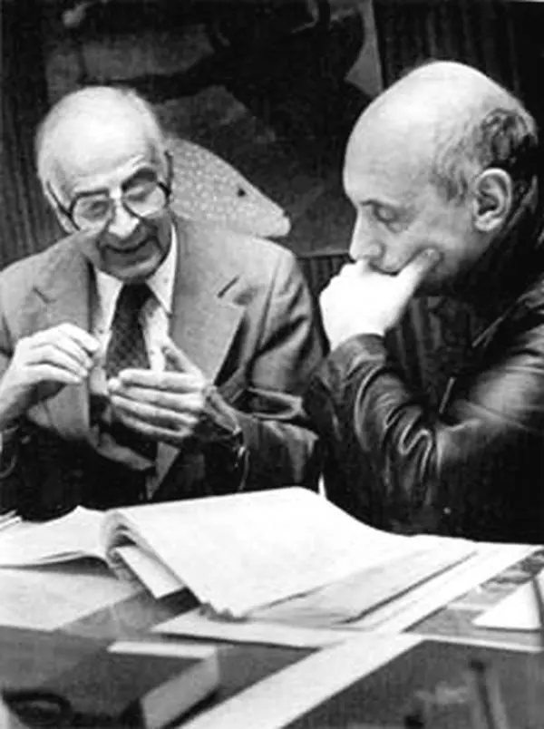 Б Понтекорво Самоил Биленький справа в рабочем кабинете Дубна 1983 г Я - фото 12