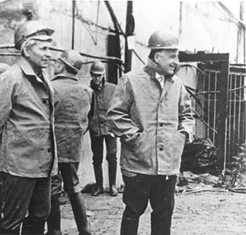 Б Понтекорво СС Герштейн слева на строительстве Баксанской нейтринной - фото 14