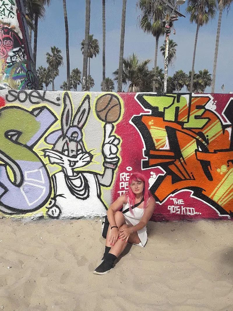 Верена Вибек на Venice beach ЛосАнджелес Во время работы над книгой 2019 г - фото 12