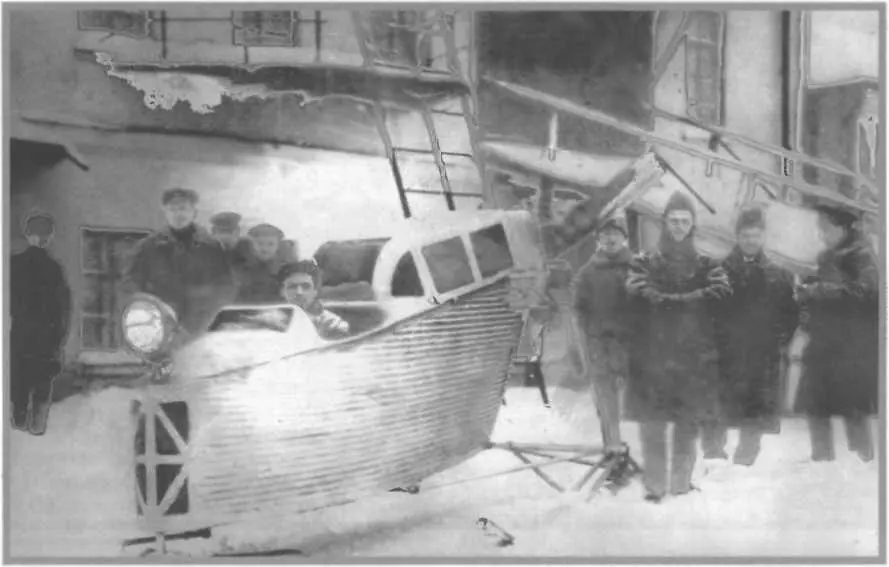 Е И Погосский за рулем AHTIII Стоят у саней А А Архангельский Н Р - фото 24
