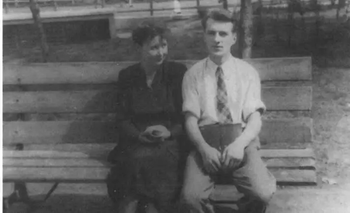 Молодожены Саша и Нина Богомоловы Москва 1948 год Отец Александра Богомолова - фото 4