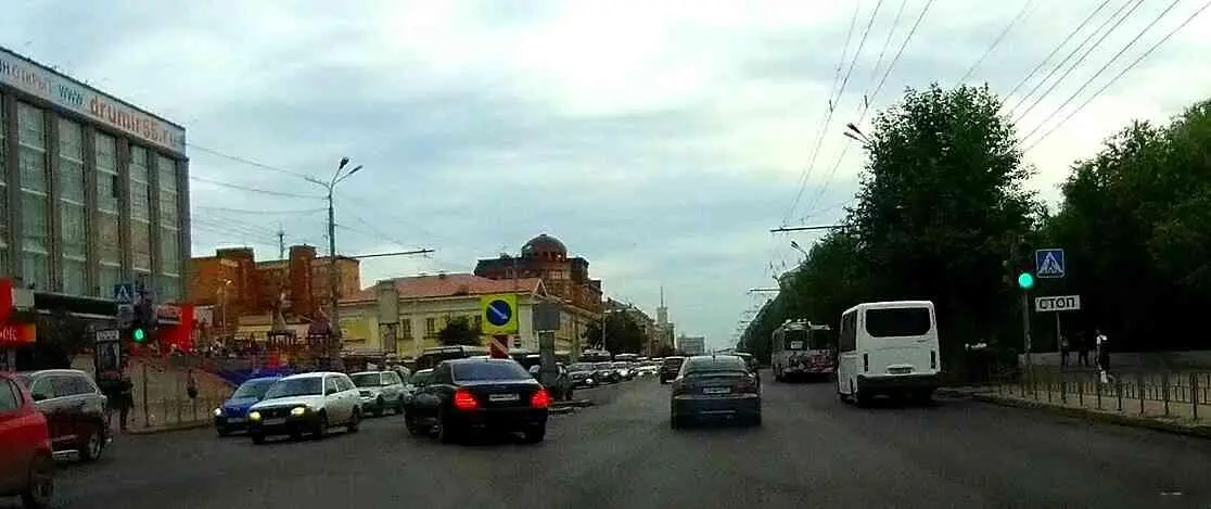Черный автомобиль отступает от требований знака 421 нарушая тем самым - фото 94
