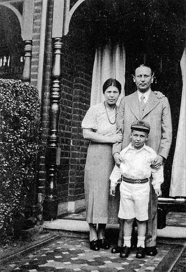 Рахиль и Герш Лаутерпахт и их сын Эли 1933 А на Валмлейн безопасная и - фото 25