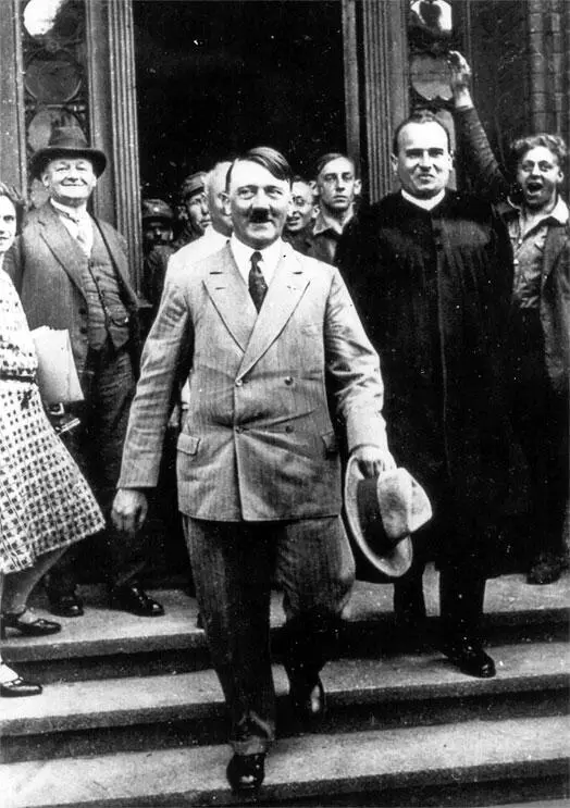 Гитлер и Франк перед зданием немецкого суда 1928 Две тысячи последователей - фото 45