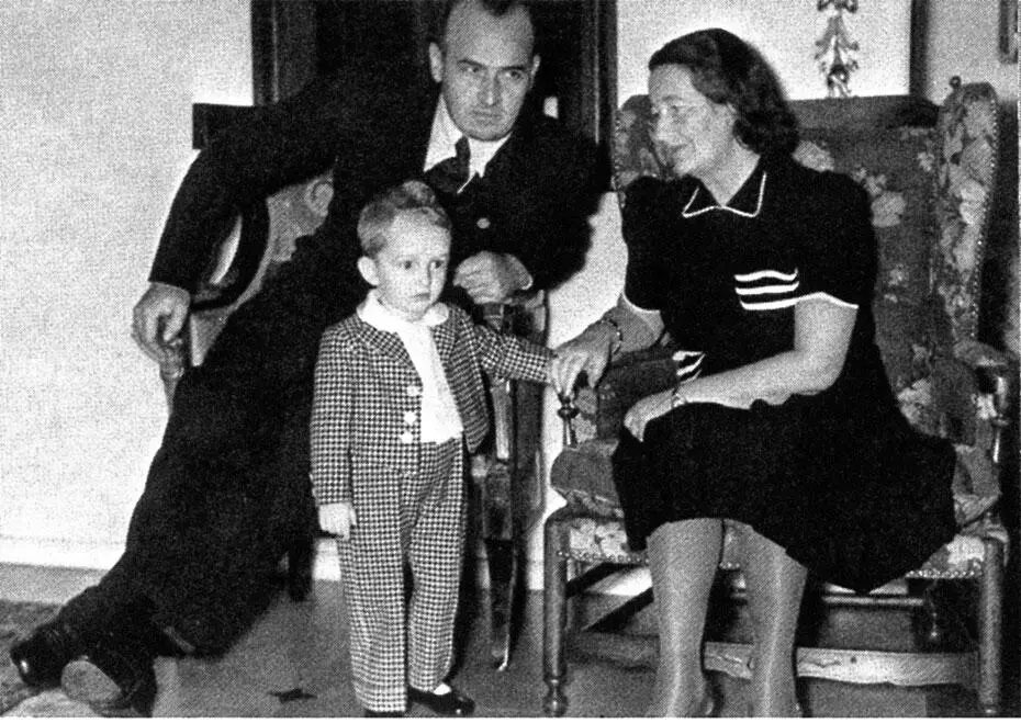 Никлас Франк с родителями Вавель 1941 Об этом Никлас узнал из писем и - фото 47