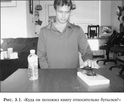 Левая рука Патрика повернутая ладонью вниз нависает над книгой Участников - фото 3