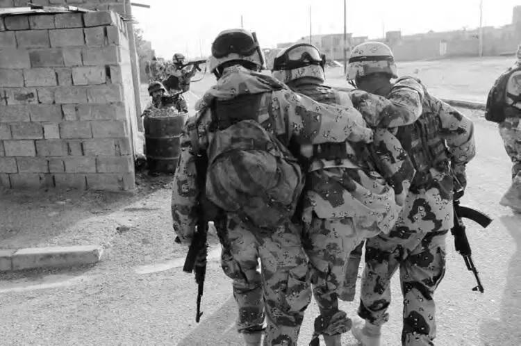 Иракские солдаты помогают раненому товарищу уйти от опасности во время - фото 7