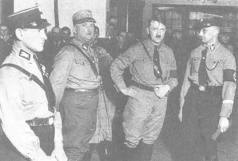 На пути к власти друг с другом повязанные Рем Гитлер и Гиммлер на одном из - фото 5