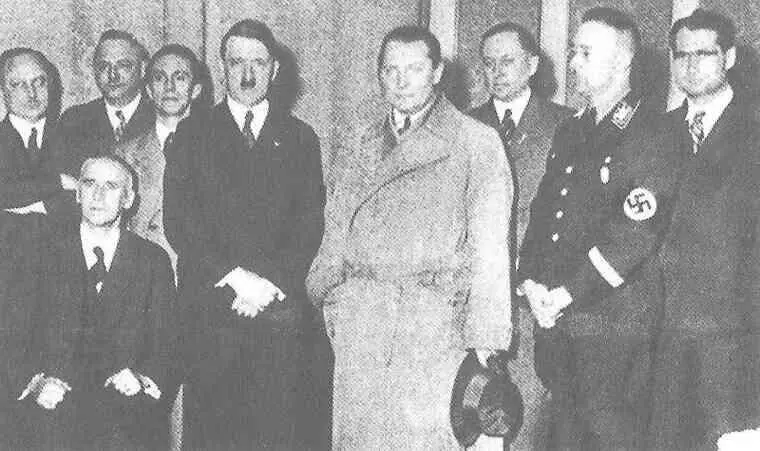 Назначение рейхсканцлером Гитлера 30 января 1933 года На фотооригинале Эрнст - фото 9