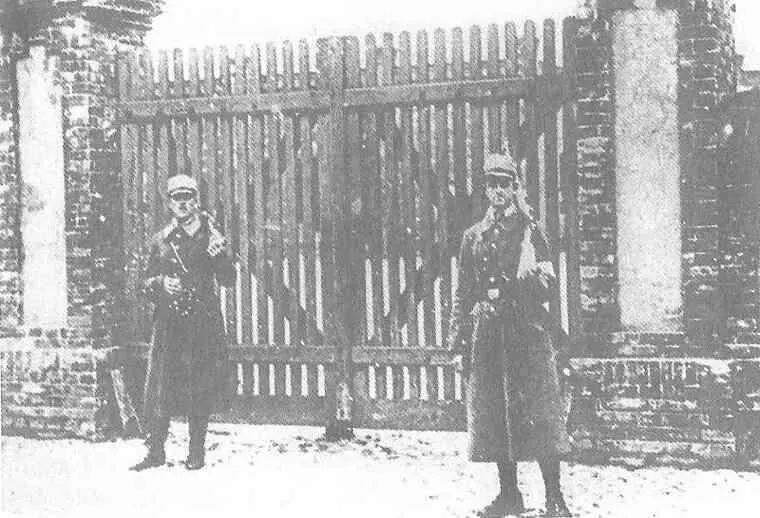 Часовые СА у ворот в лагерь предварительного заключения Ораниенбург один - фото 15