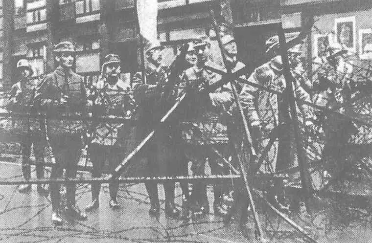 Гиммлер со знаменем 9 ноября 1923 года перед зданием бывшего военного - фото 20