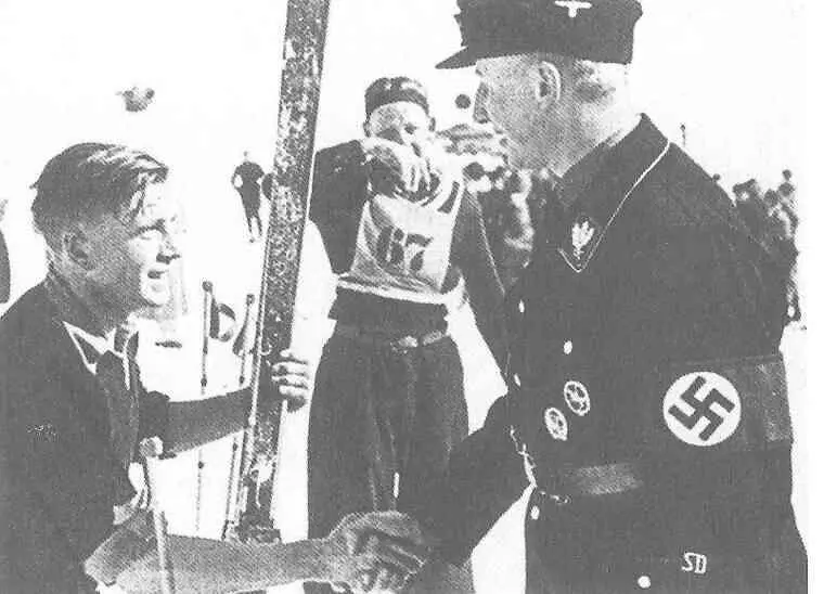 Спорт как подготовка к войне Гейдрих поздравляет участника первенства по лыжам - фото 61