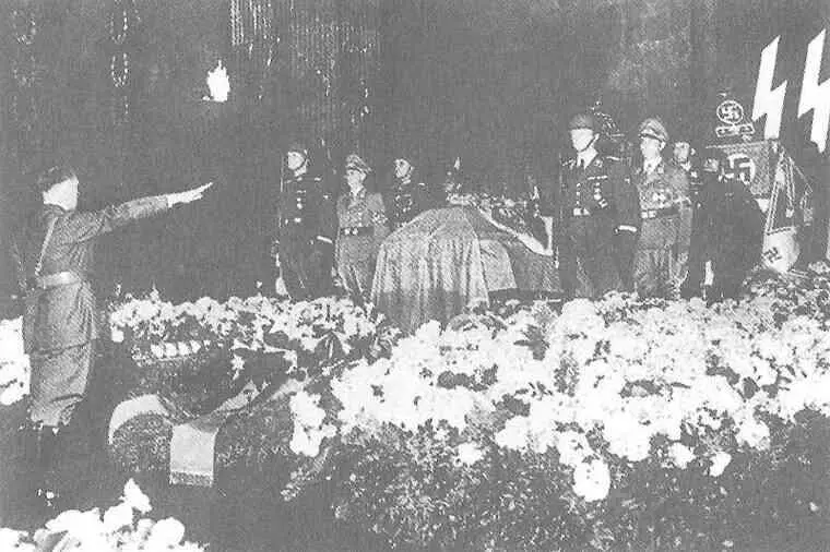 Невосполнимая утрата Гитлер у гроба Гейдриха 9 июня 1942 г Конечная цель - фото 64