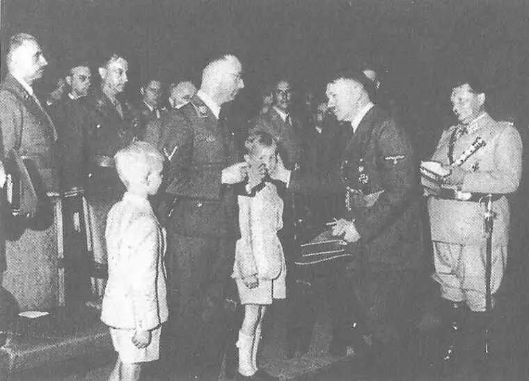 После похоронной церемонии в мозаичном зале берлинской рейхсканцелярии Гитлер - фото 67