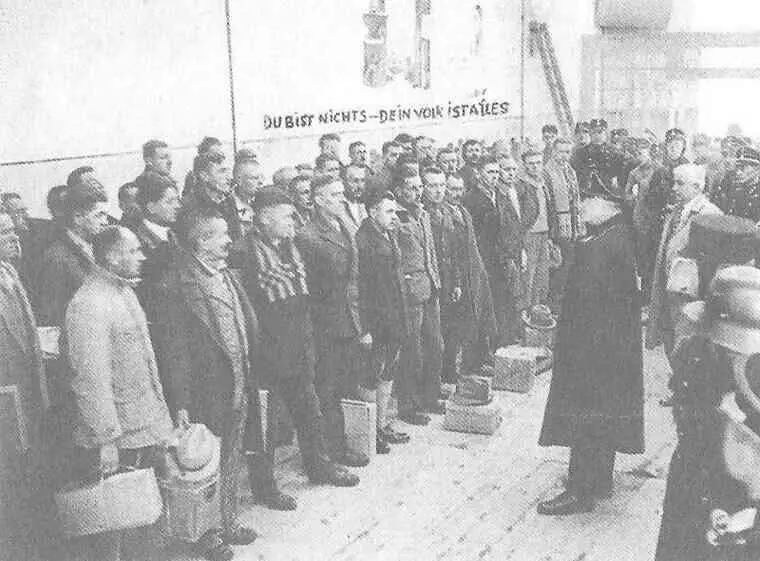 Эйке произносит речь в декабре 1933 года перед заключенными которые отбыли - фото 78