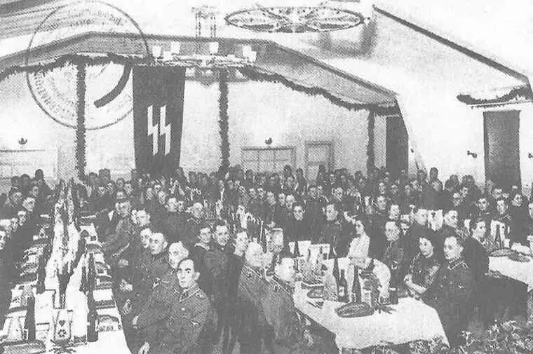 Совершенно нормальные немцы Рождественский праздник охранников СС с женами в - фото 79