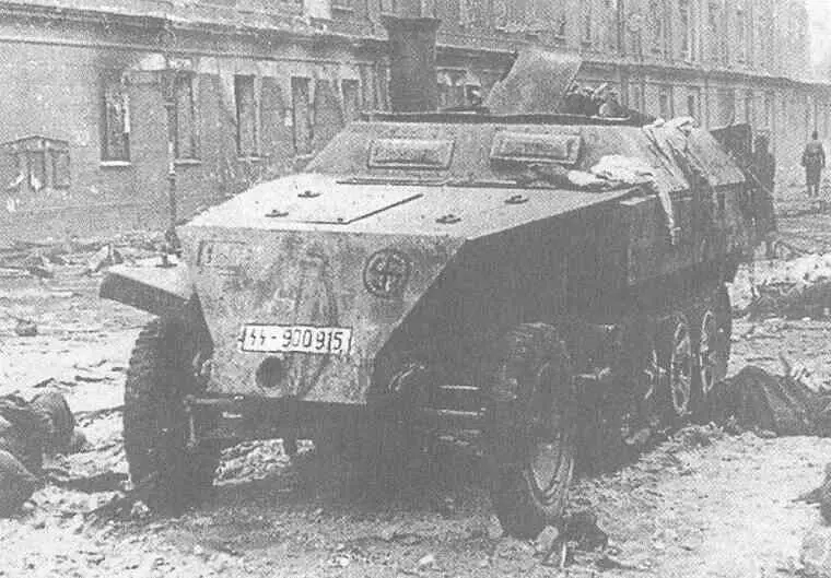Только разрозненные остатки частей СС сражались весной 1945 года в Берлине - фото 82