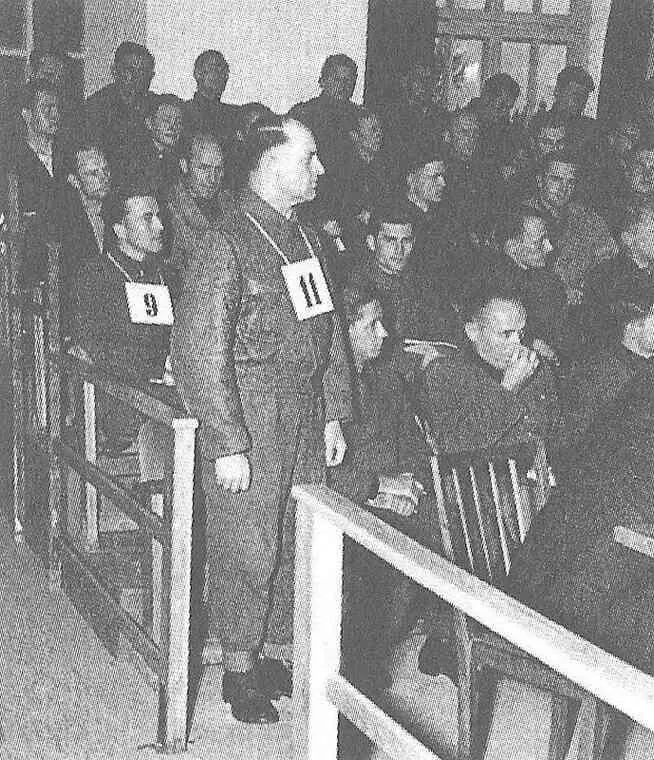 Зепп Дитрих в июле 1946 года в Дахау Ему было предъявлено обвинение в связи с - фото 86