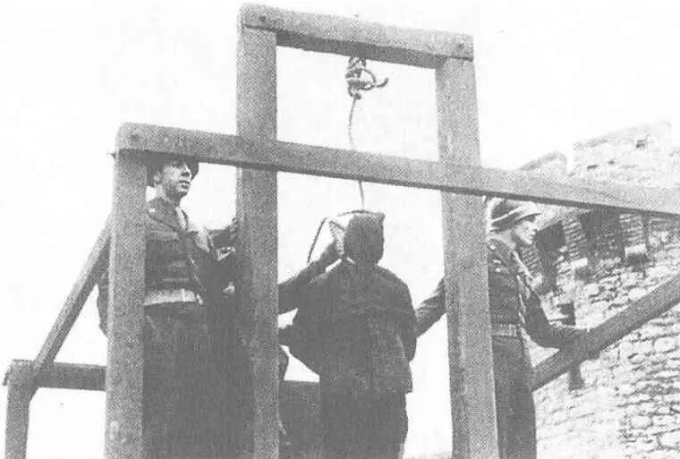 СС на виселице Приведение в исполнение смертного приговора Нюрнбергский - фото 91