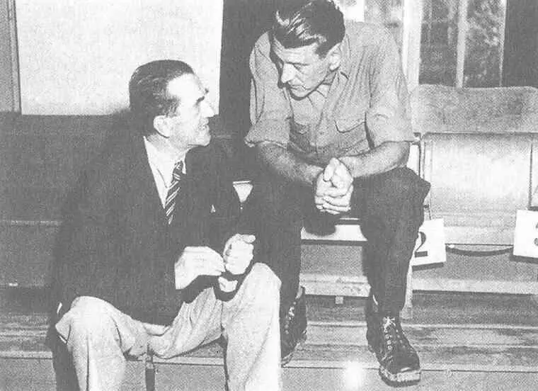 И освободитель Муссолини Отто Скорцени справа попал в сети американцев - фото 92