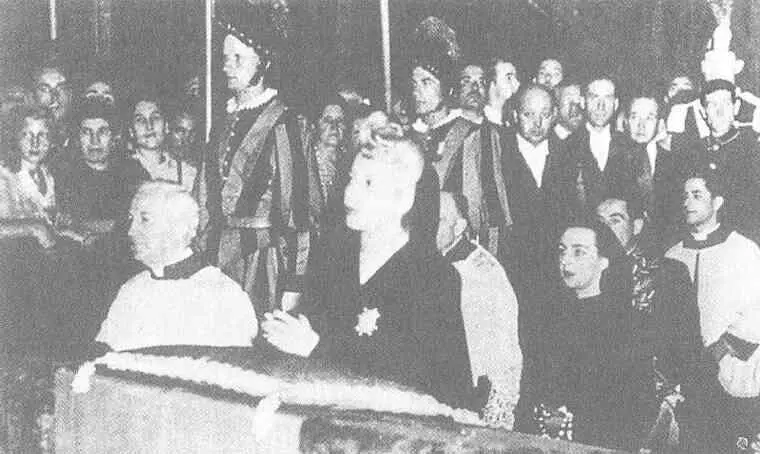 Эвита Перон в июле 1947 года во время богослужения в Ватикане Ныне ее упрекают - фото 100