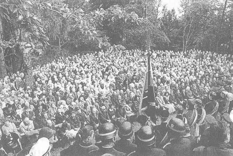 Ежегодная церемония отдания почестей павшим воинам войск СС на сборищах на горе - фото 112