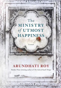 Arundhati Roy The Ministry of Utmost Happiness обложка книги