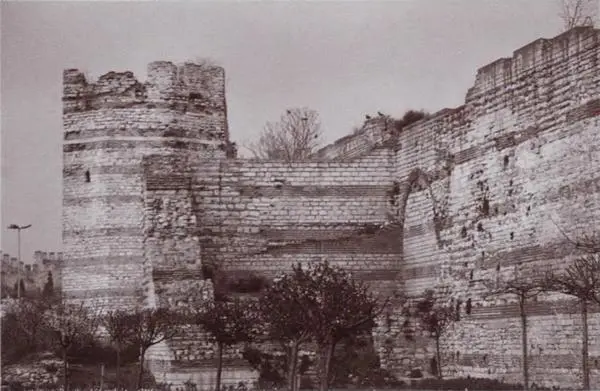 Стены и башни Феодосиевой стены Константинополя район Золотых ворот Стамбул - фото 9