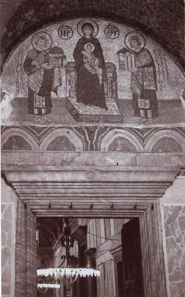 Юстиниан слева и Константин предстоящие Богородице Мозаика люнета собора - фото 22