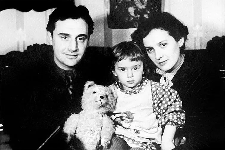 ВК Монюков с женой Т Гулевич и дочерью Наташей В К Монюков с дочерью - фото 36
