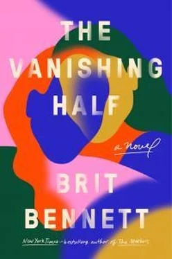 Brit Bennett The Vanishing Half обложка книги