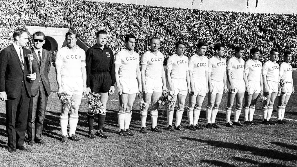 Сборная команды СССР по футболу в спортивной форме слева направо Альберт - фото 20