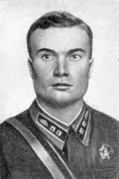 Герой Советского Союза В П Винокуров В общем строю с воинами этого - фото 17