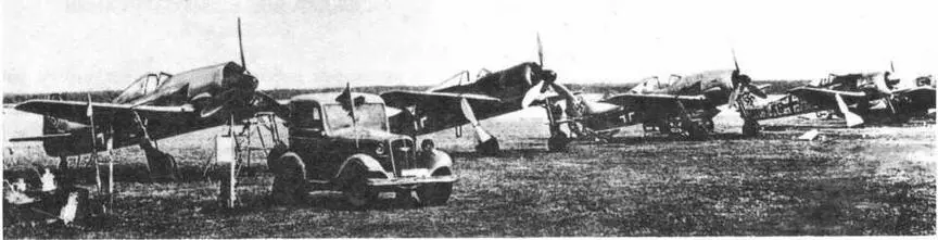 Линейка опытных и предсерийных FW190 на аэродроме Бремен Второй слева V1 - фото 9