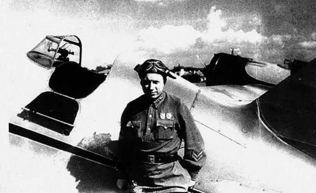Михаил Якушин у своего И16 ЦГАКФД Michael Yakushin in front of his I16 - фото 70