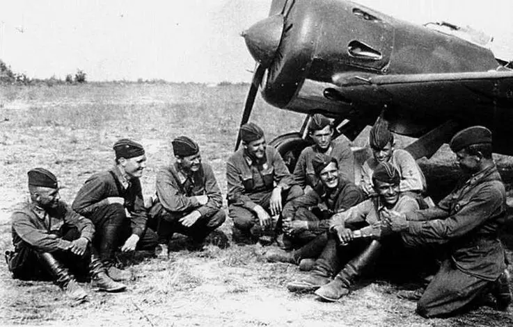 Летчики у самолета И16 тип 5 конец 30х годов ВДмтриев Pilots near the - фото 76