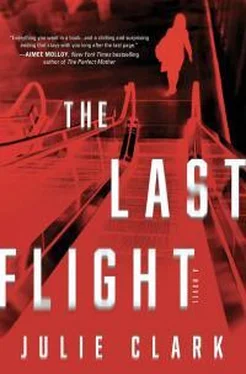 Julie Clark The Last Flight обложка книги