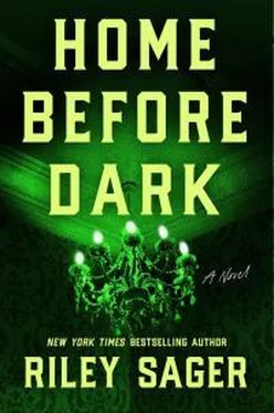 Райли Сейгер Home Before Dark: A Novel обложка книги