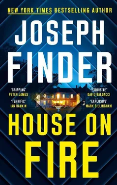 Джозеф Файндер House on Fire обложка книги