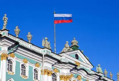 Рис 13 Флаг Российской Федерации над крышей Зимнего дворца Вы можете - фото 3