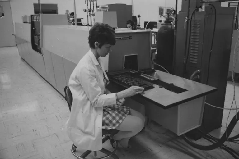 Компьютер в чипе производство микропроцессора 8080 Их архива Intel - фото 5