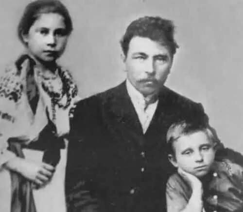 Отец В И Муравленко Иван Викторович с сыном и дочерью Тамарой В И - фото 9