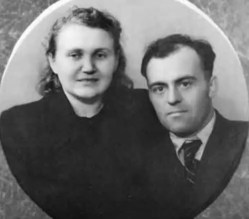 Виктор Иванович с женой Клавдией Захаровной 1940 г Среди самых близких С - фото 12