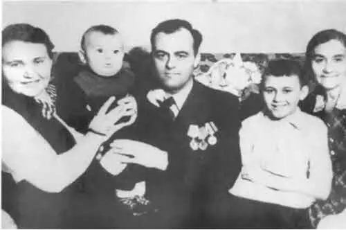 Среди самых близких С матерью Анной Ивановной женой сыновьями Сергеем и - фото 13