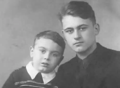 Сыновья Сергей и Валерий Сын Валерий с друзьями　 - фото 14