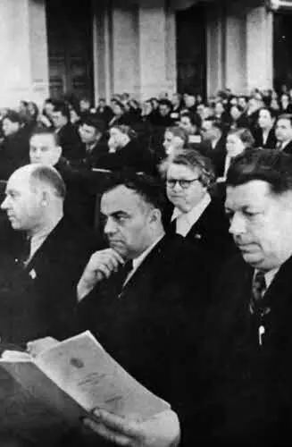 На заседании Верховного Совета РСФСР 1965 г　 У карты нефтяных месторождений　 - фото 19