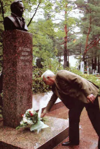 Отец и сын　 С В Муравленко с женой Ниной Львовной дочерями Машей и Викой - фото 74