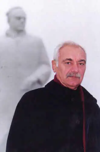 Сергей Викторович на открытии памятника отцу С любимыми дочерями　 - фото 76